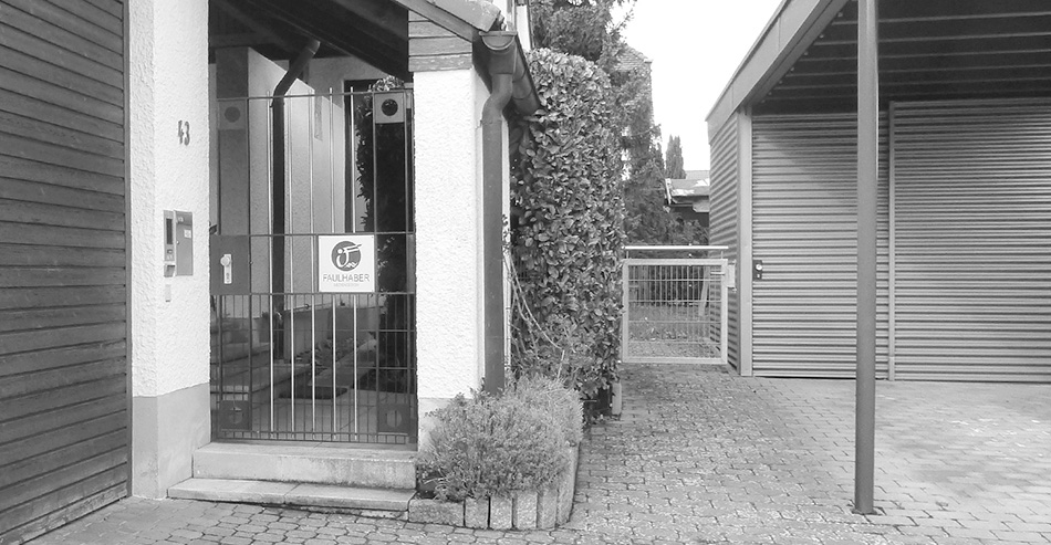 Eingang Faulhaber Mediendesign, Parkplatz direkt vorm Haus Faulhaber Mediendesign in Hechingen